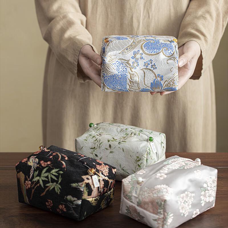 

Вышитый тканевый чехол для салфеток Fung Song