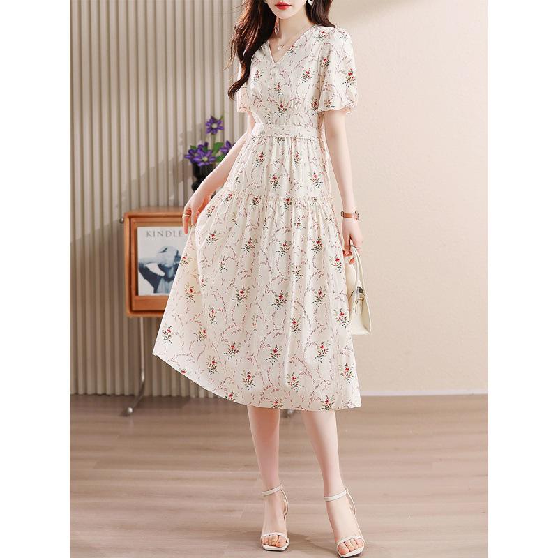 Summer 2024 Retro Floral Puff Sleeve V-Neck French Midi Dress with Waist Slimming Design