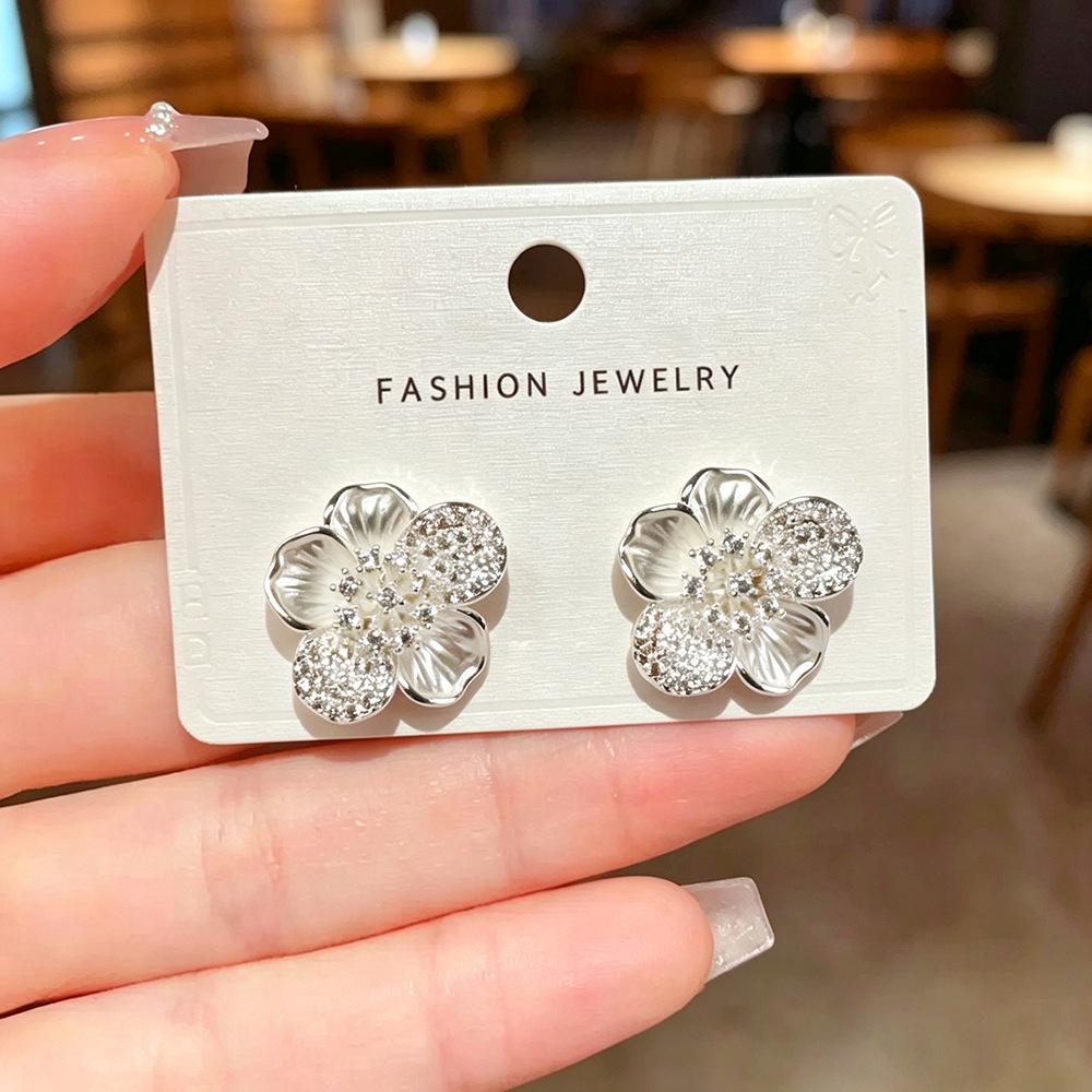 Niche Exquisite Sweet Style Flower Earrings for Women - Light Luxury, High-End, Elegant & Versatile Accessories