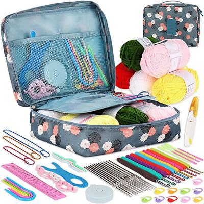 1 Set Anfängergarn und Anfängerbuch-Häkelset. Erlernen Sie die Verwendung ergonomischer Soft-Grip-Häkelnadeln und Häkelset mit blauer Blumentasche. Geschenke für Frauen