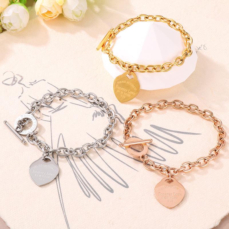 Náramek z titanové oceli ve tvaru srdce s OT zapínáním a přívěskem s anglickým písmenem