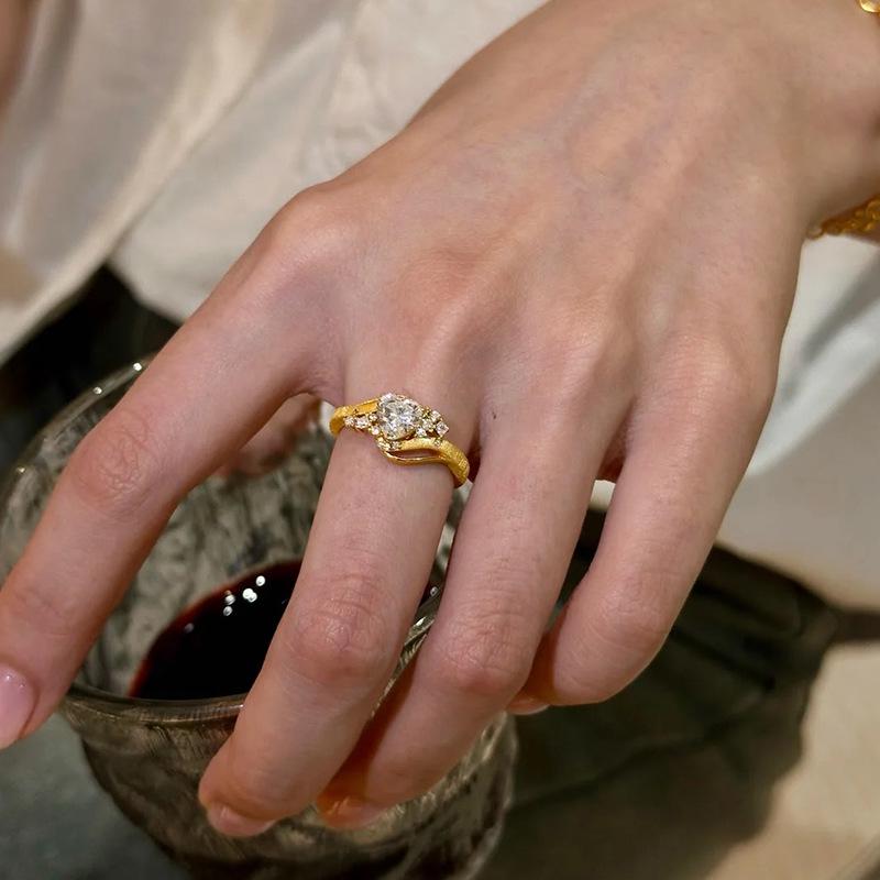 Retro Zircon Hollow Ring: Exquisite Fashion for Women