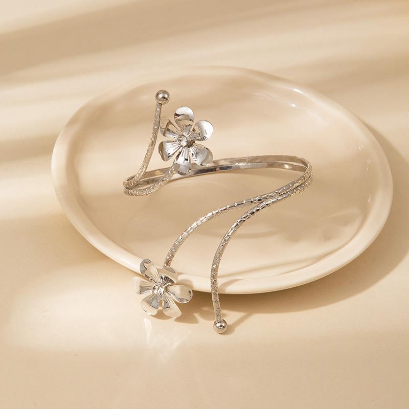 Exaggerated Metal Wind Arm Ring Trendy Fashion Flower Leaf Bracelet Women'S Diamond Retractable Arm Bracelet High-End Bracelet