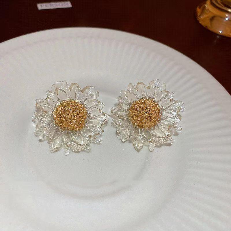 S925 Silver Needle Daisy Flower Stud Earrings for Women – Cute, Transparent, Fresh, and Fashionable.
