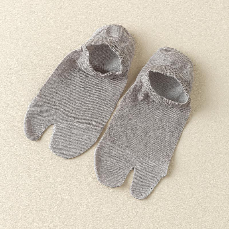Silk Stockings for Children with Two Toes, Boat-shaped, with Mesh Design for Ventilation, Anti-odor and Sweat Absorption.