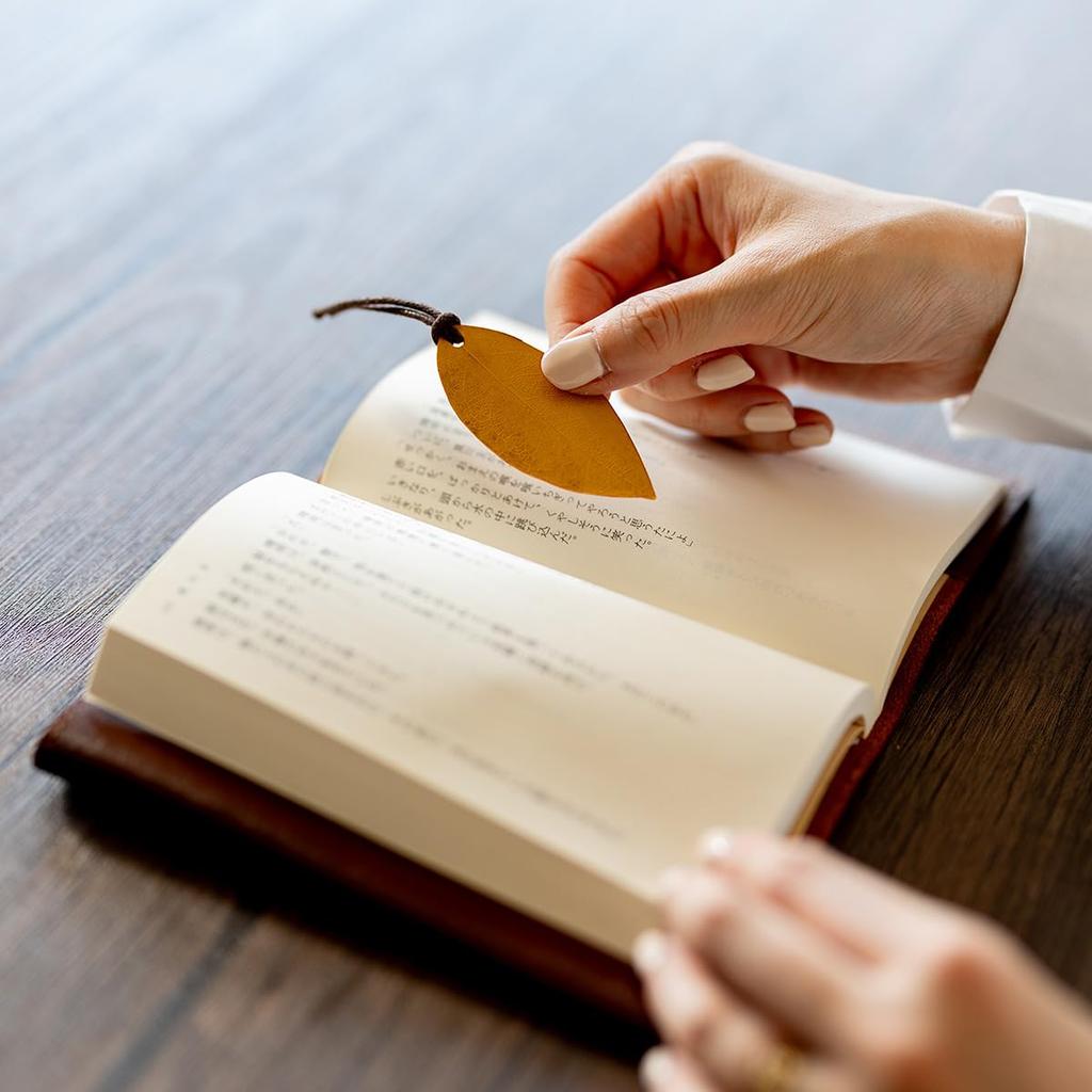 Lurverri Leaf Made of Genuine Italian Perfect for Stylish Leaf Perfect as a or Everyday Green Bookmark, Design, Leather, Reading, Ornament, Gift,