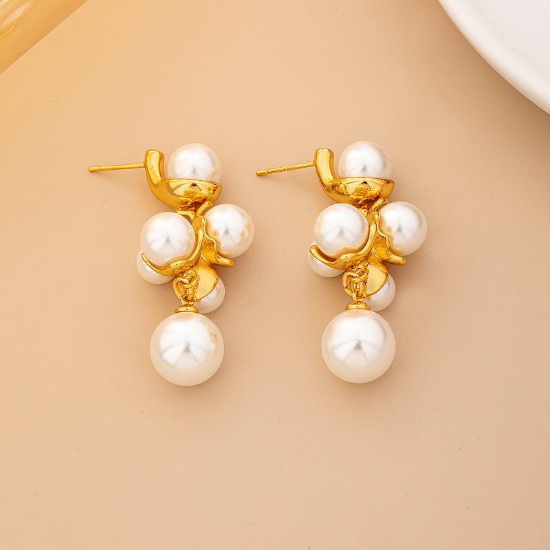 Suitable for Round Face High-end Grape String Pearl Earrings New Light Luxury Niche Unique Design Thin Stud Earrings