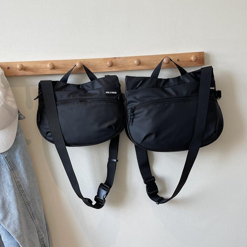 

Casual simple tote bag 2025 new trendy texture shoulder bag large-capacity men s and women s commuting foreign style crossbody bag Small чорний