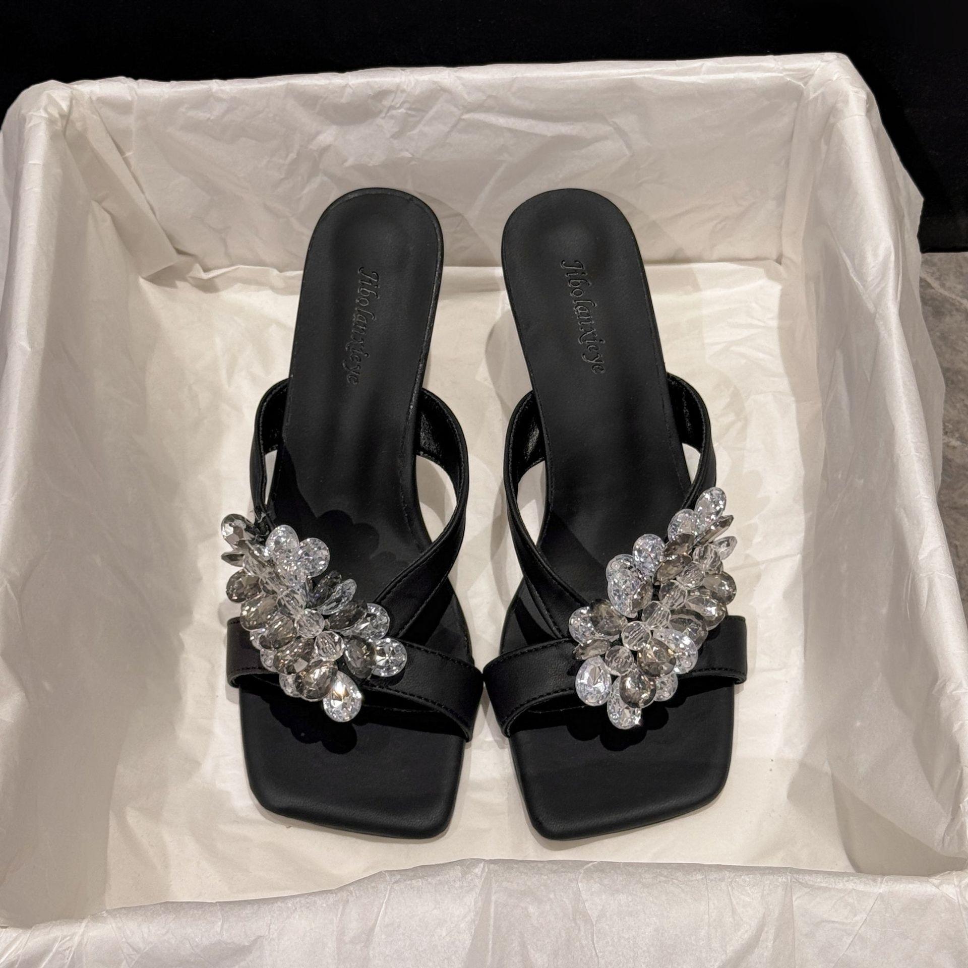 

Fairy, rhinestone bow, medium heel, cool slippers, female summer 2025 new fashion, open-toed one-word drag 35