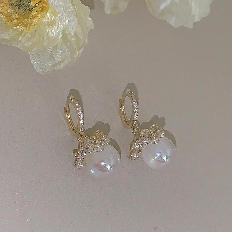 Luxurious Lightweight Zircon Flower Mermaid Pearl Ear Cuff: Elegant, Exquisite, Fashion-Forward Earrings.