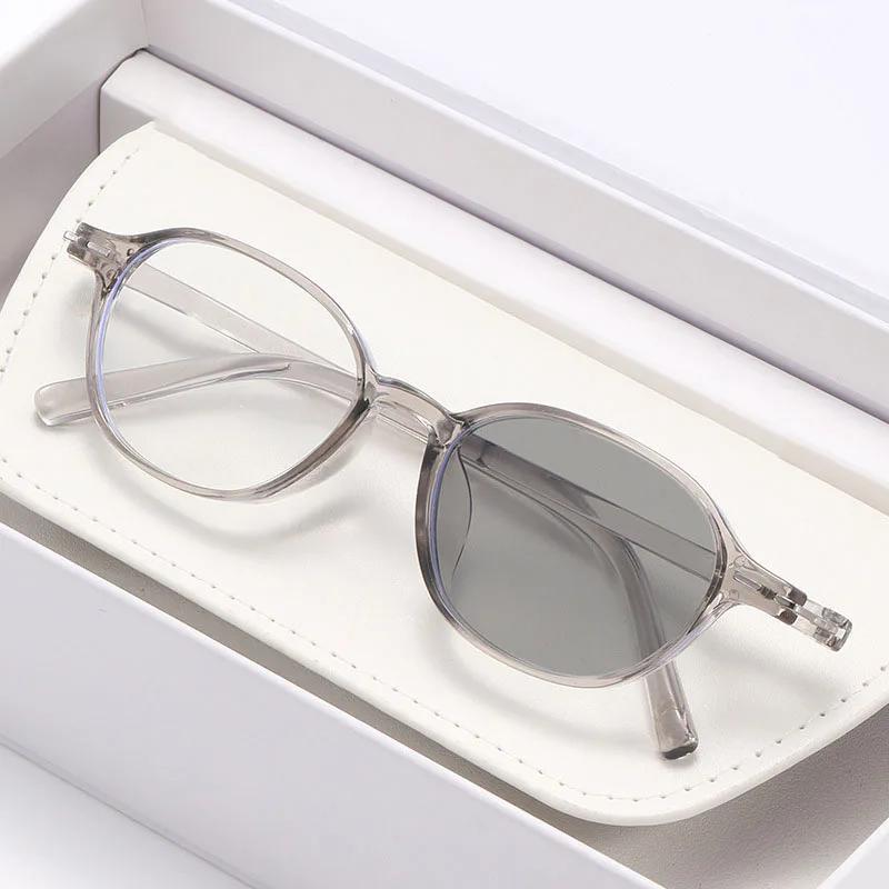2026 New Fashionable HD Photochromic Women's Reading Glasses Ultra Light Neutral High Quality Luxury Anti Blue Light Glasses