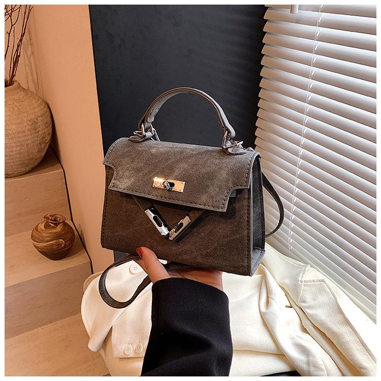 2026 Large-Capacity Retro Crossbody Small Square Bag with Lock Closure