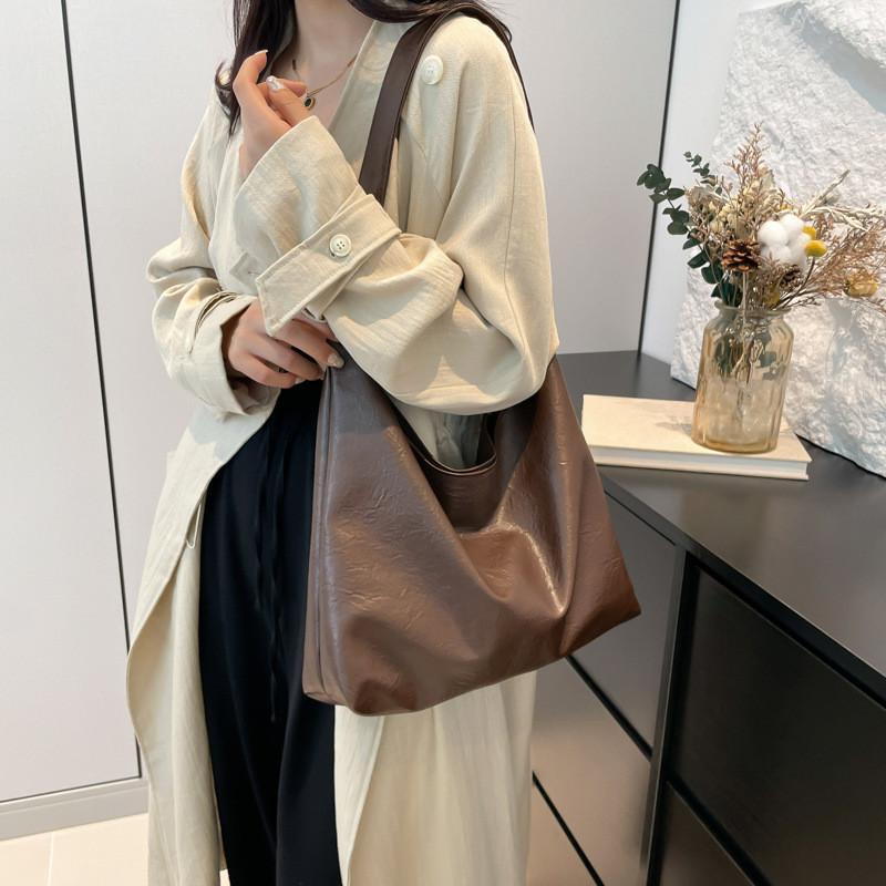 Modern Elegant 2024 Summer Women's Shoulder Bag Fashionable Tote With Soft Pu Material And Unique Design