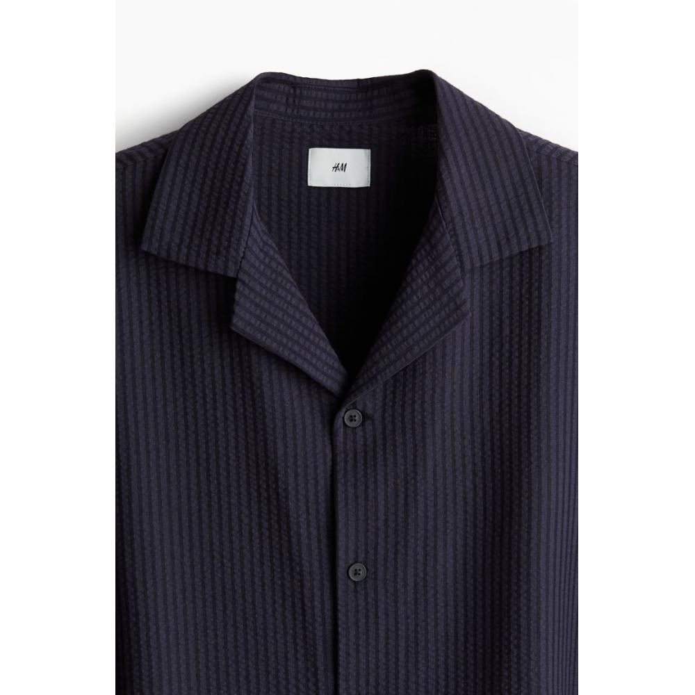 

Рубашка из смеси хлопка и сирсакера HM темно-синего цвета