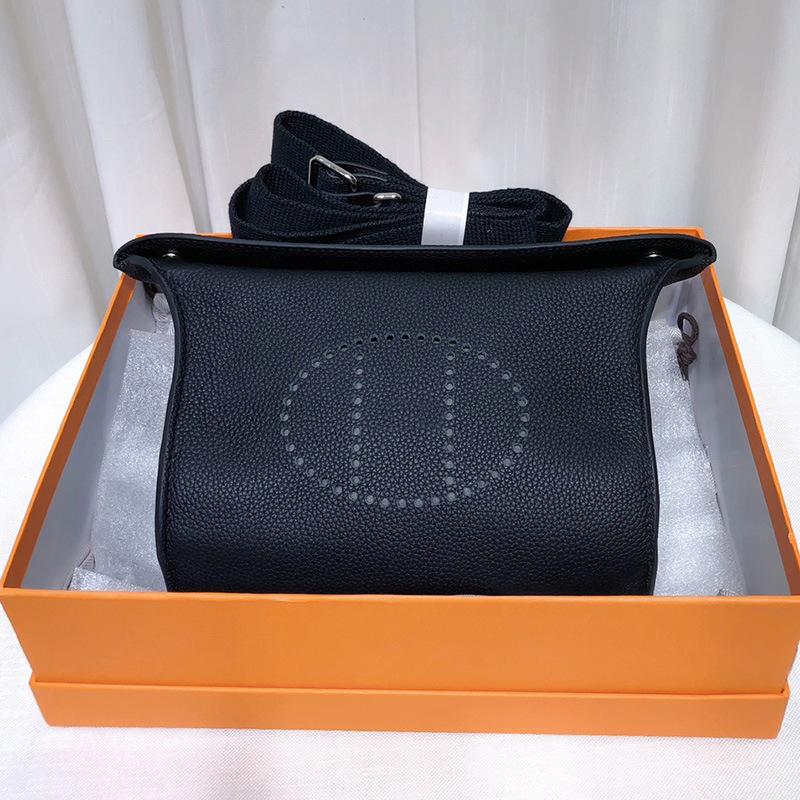 High-end versatile first-layer cowhide bag, dinner plate bag, genuine leather unisex bag, casual shoulder messenger bag.