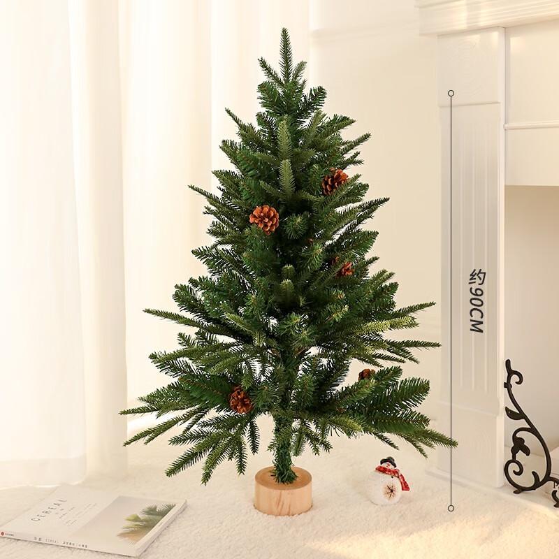 Künstlicher Weihnachtsbaum mit Tannenzapfen