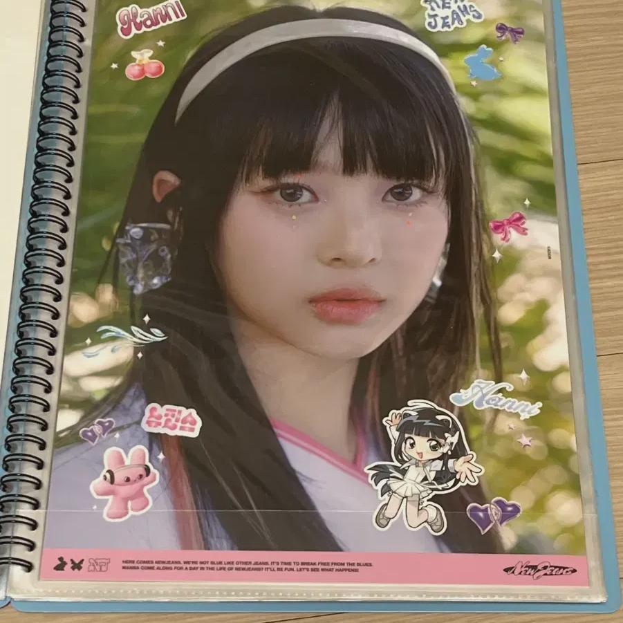 

NewJeans Постер всплывающего магазина Hanni