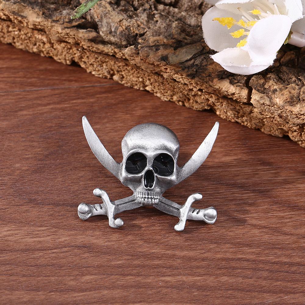 Трансграничная Брошь-Череп на Хэллоуин: Эмалированный значок «Мечник из сплава» для одежды