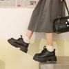 Mode Brittisk Stil Tjocksulade Nya Höst och Vinter Mångsidiga Mode Svarta Trend Enskor Svampkaka Loafers för Kvinnor