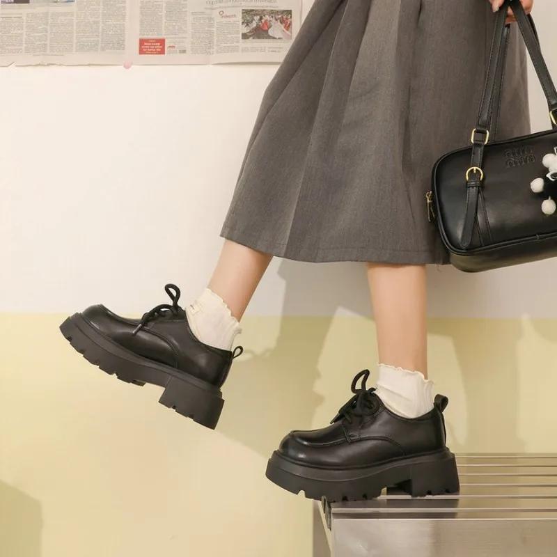 Mode Brittisk Stil Tjocksulade Nya Höst och Vinter Mångsidiga Mode Svarta Trend Enskor Svampkaka Loafers för Kvinnor