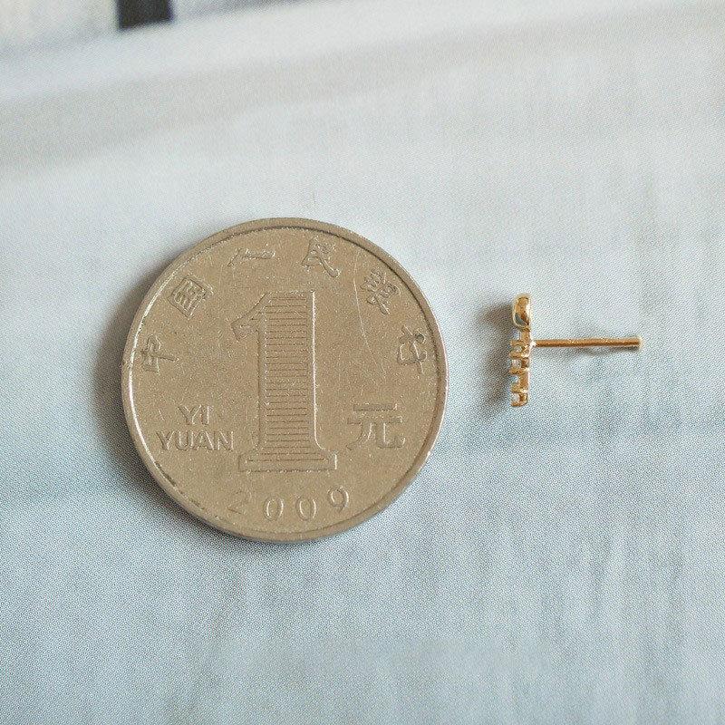 Jednoduchý temperament  Všestranné  Malé a roztomilé studentské náušnice vykládané zirkony Náušnice