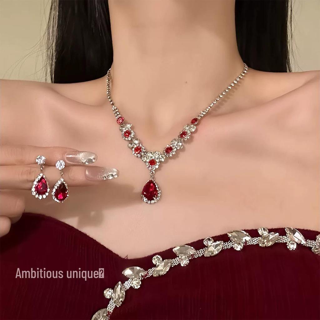 Sada náušnic a náhrdelníku Červený diamant ve tvaru kapky – Elegantní, univerzální šperky pro ženy