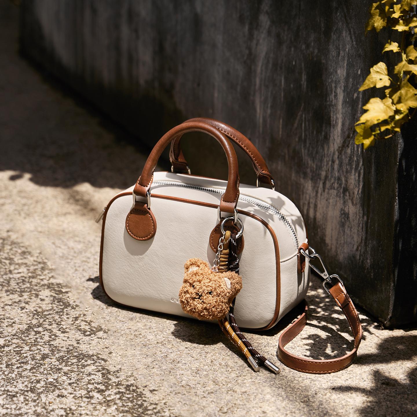 

2025 New Retro Vegetable-Tanned Handbag for Women, Niche Fashion Versatile Large Capacity Commuter Shoulder Crossbody Bag 230*90*140mm