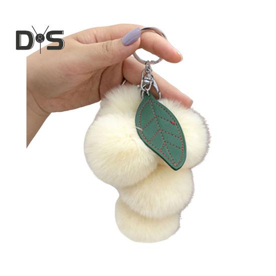 

Плюшевий виноградний брелок. Нечітка штучна хутрова сумка для автомобіля. Висяча підвіска з металевою пряжкою. Рюкзак. Ключі від машини. Гаманець. Підвіска для телефону. бежевий