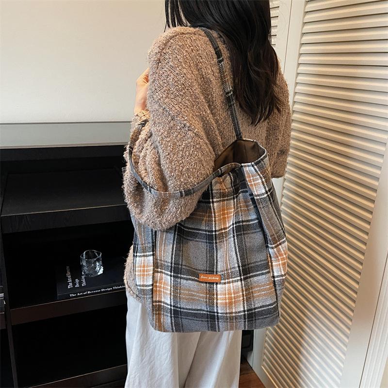 Autumn 2025 Retro Simple Texture Personalized Women's Shoulder Tote Bag Fashionable New Foreign Style Large-Capacity Bag