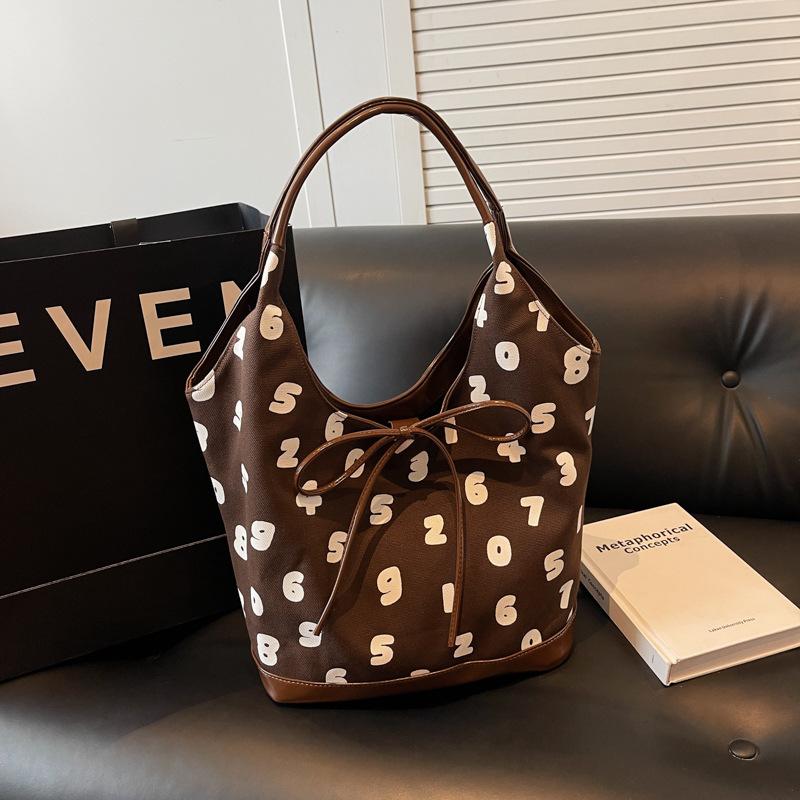 

Premium sense large capacity armpit bag women s 2024 new Korean fashion handbag versatile commuter bucket bag темно-коричневого кольору