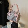 Retro portable bowling bag women's 2025 autumn new fashion texture portable small square bag simple messenger bag