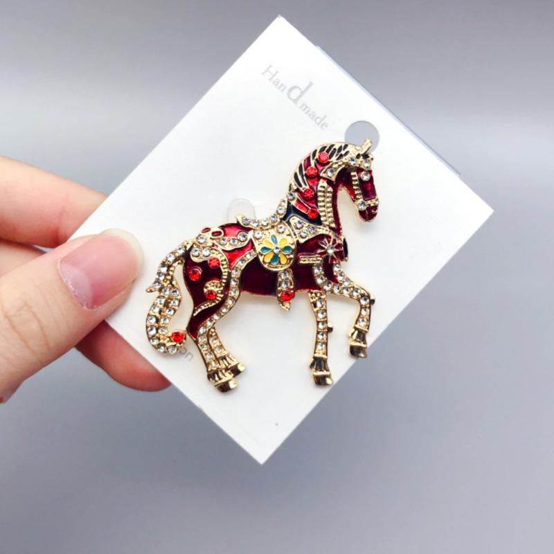 

Изысканные броши «Бегущая лошадь» для женщин и мужчин, эмалевые броши-булавки с животными в 4 цветах, год лошади, праздничные украшения, подарок красный