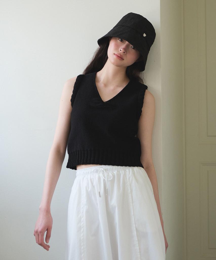 Moui Scallop Sleeveless Knit Vest (Black)