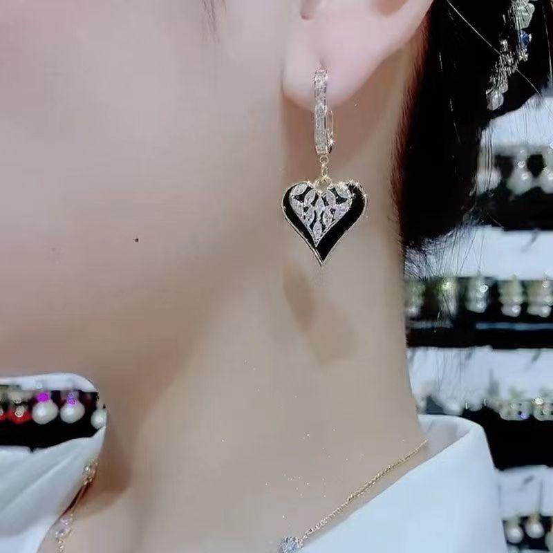 S925 Silberstift Schwarzer Stein Hohl Liebe Ohrringe Zirkonlegierung Ohrringe