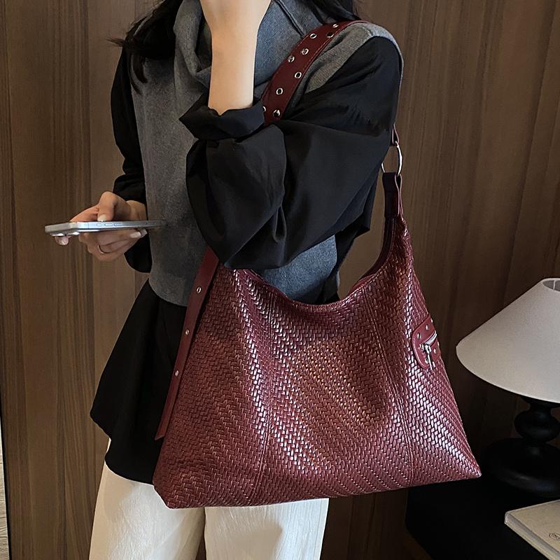 Damen PU-Leder Gewebte Tragetasche Große Kapazität Hobo Umhängetasche, Verstellbarer Breiter Riemen Nieten-Dekor Weiche Handtasche Lässig Täglich Einkaufen Reisen Damen