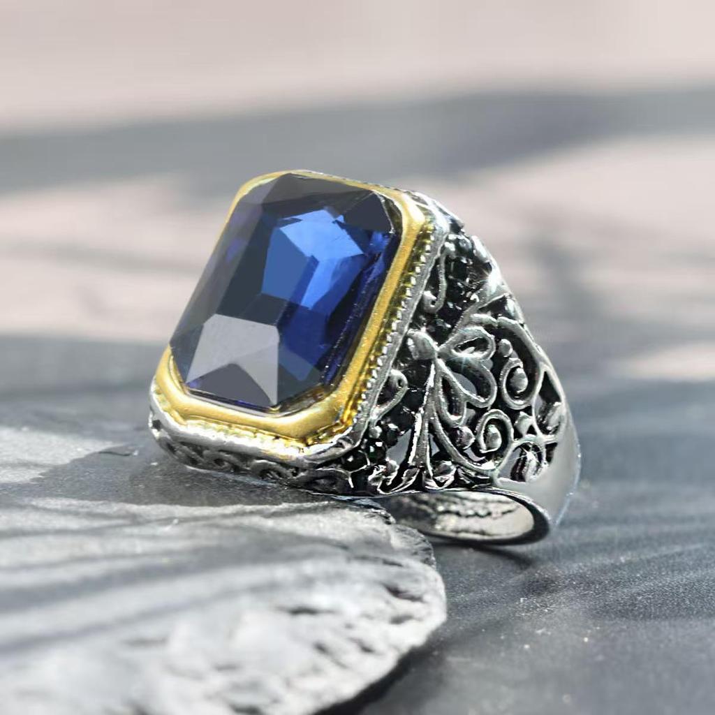 Pierścionek z emaliowanym wężem i koniczyną, motylem, diamentem i tulipanem, transgraniczny