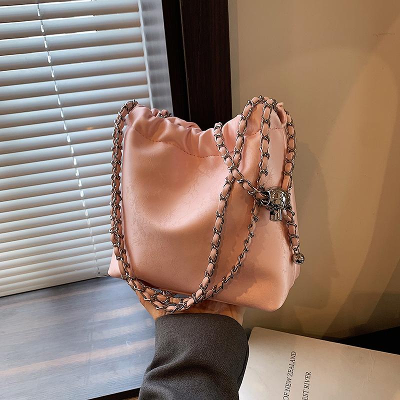 A solid color PU material shoulder bag can be crossbody, exquisite shoulder strap, fashion casual popular style, shopping