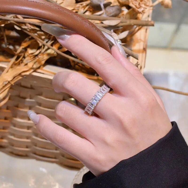 2 * 4 mm D-Farbe VVS1 Smaragdschliff voller Mossanit-Ring für Damen und Herren, 925er Sterlingsilber vergoldet, 18 Karat klassisches Diamant-Ewigkeitsband