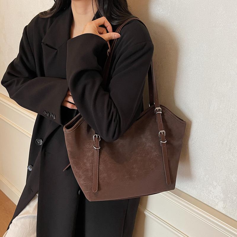 Large capacity matte retro bag women's autumn and winter 2025 new versatile shoulder bag texture work commuter tote bag