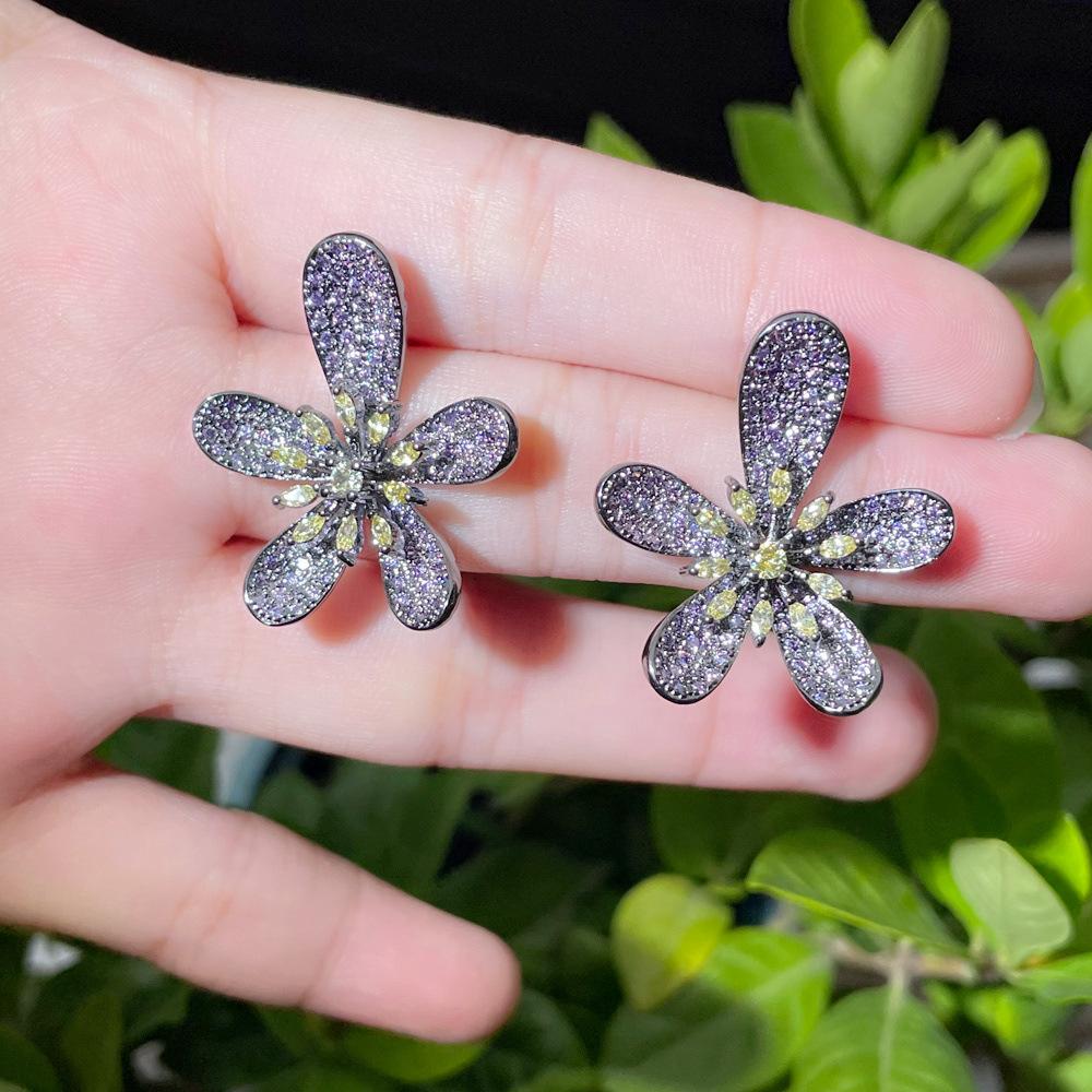 

Light Luxury Gun Black Flower Stamen Zircon Petal Needle Earrings, Full Diamond Stud Earrings.