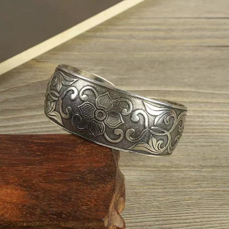 Bohemian Etnický Styl Retro Stříbrný Široký Náramek pro Ženy Vyřezávaný Květ Otevírací Módní Náramek Boho Vintage Šperky