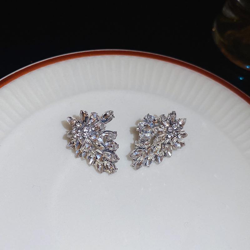 

Серьги-подвески с кисточками из жемчуга и цветов, инкрустированные бриллиантами Серебряная игла - Роскошное модное заявление