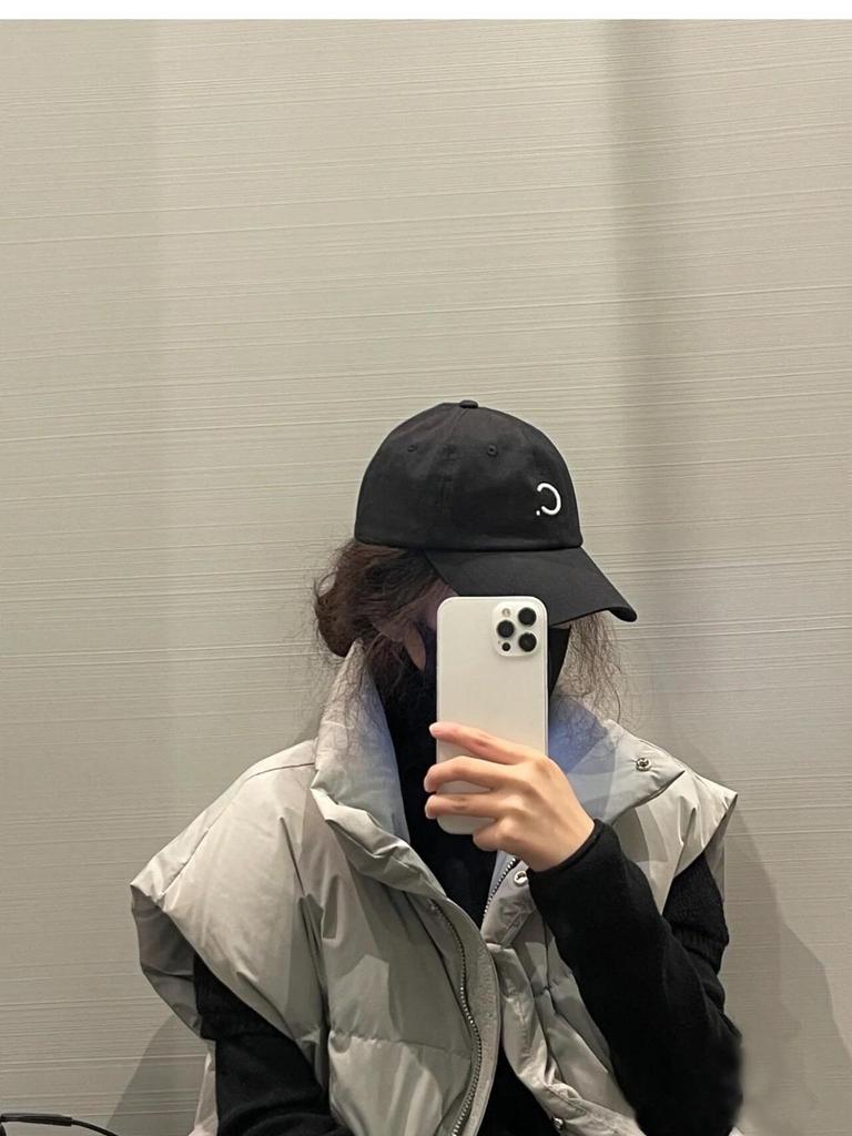 2025 Autumn/Winter Women's Trendy Down Vest - College Style with Shoulder Pads, Fashionable Sleeveless European Design Top.