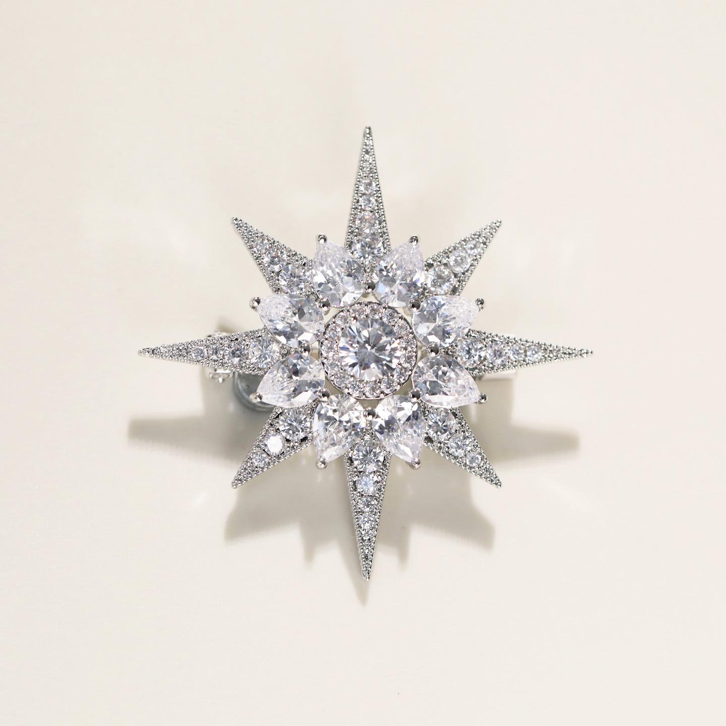 Bo Xin Yun Luxury Fresh Copper Zirconia Snowflake Brooch - Versatile Fashion Pin for Suits and Clothing