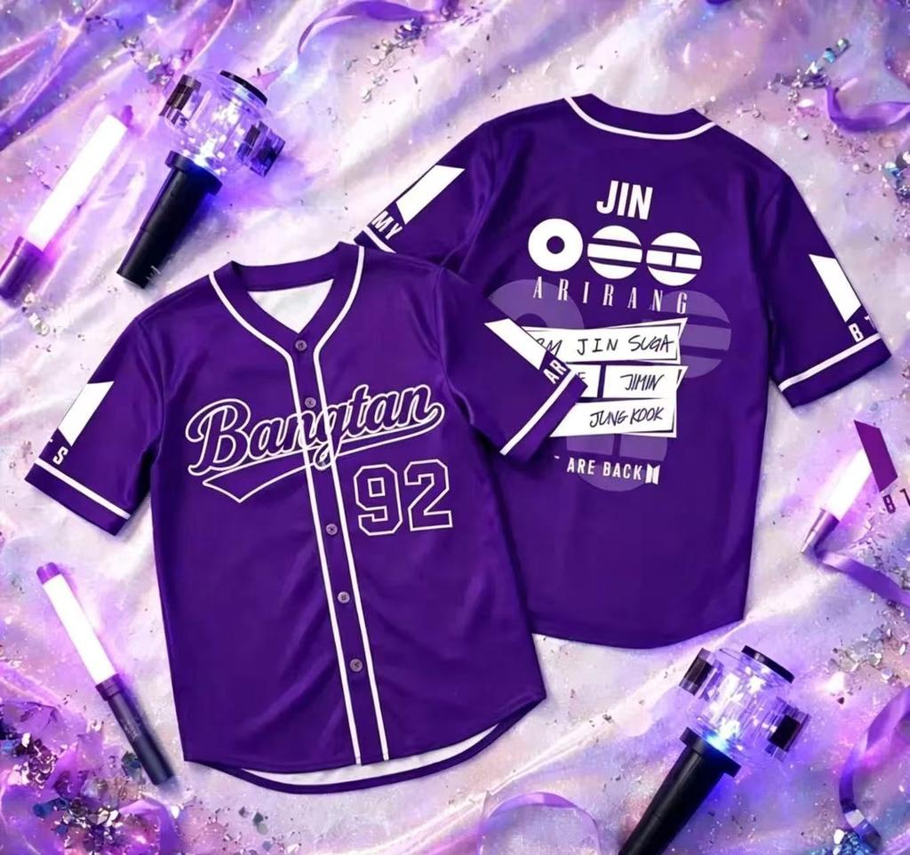 Kpop BTS Baseball Trikot Lila Kurzarm Cardigan Koreanische Streetwear Fan Support Hemd mit Knöpfen Konzertbekleidung für Damen und Herren