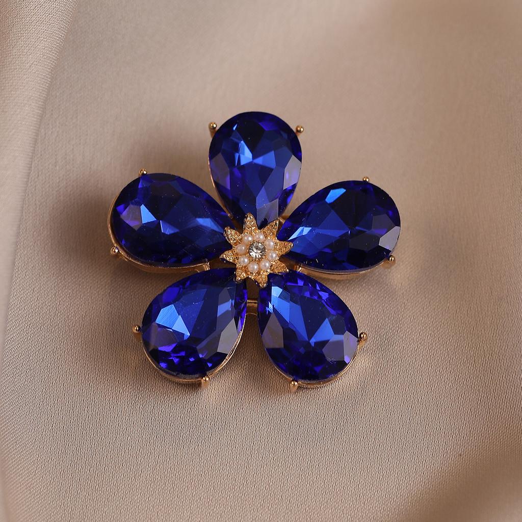 Retro Petal Alloy High-end Brooch, Elegant and Light Luxury Crystal, Personalized Coat Sweater Corsage