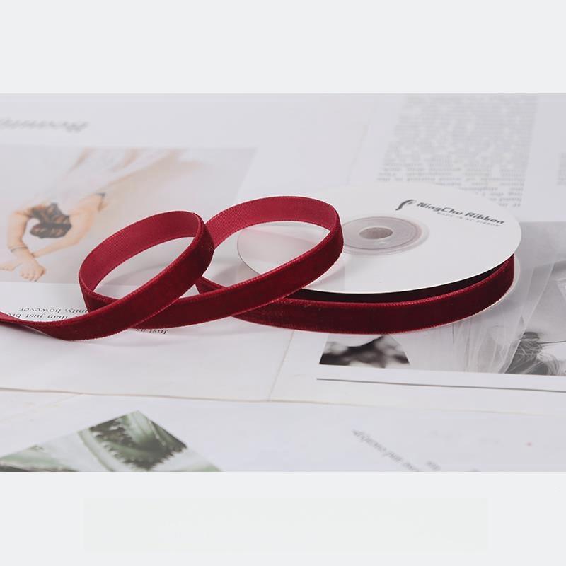 

Бордовая односторонняя бархатная флокированная лента для изготовления бантов, букетов и подарочной упаковки