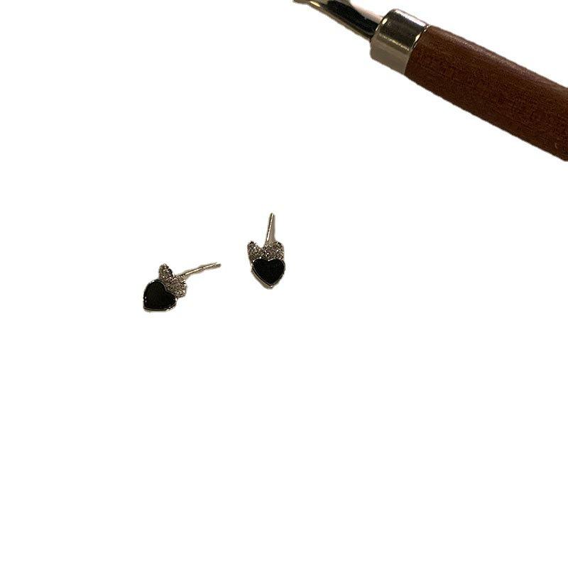 925 Sterling Silver Black Heart Spade Earrings for Women, Niche Design, Cold Style, No Piercing Required.