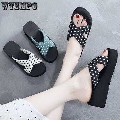 Internet Celebrity Hausschuhe Frauen tragen Crossover-Sandalen draußen Sommermode Fee Cool Drag Dickbesohlte Keil-Strandschuhe