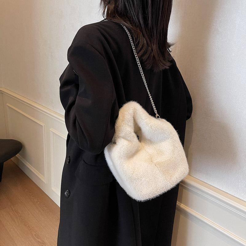 

Плюшевая сумка женская ручная сумка 2025 новая модная нишевая сумка-мессенджер на цепочке зимняя плюшевая сумка-ведро белый